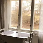 Viehaettaevae Yksioe Merellisessae Kotkassa.