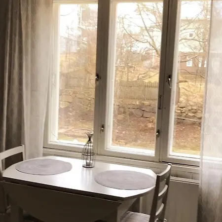Viehaettaevae Yksioe Merellisessae Kotkassa.