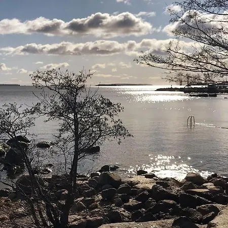 Viehaettaevae Yksioe Merellisessae Kotkassa. *