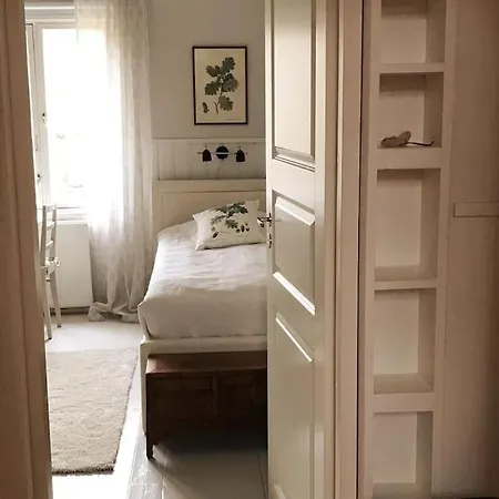 Viehaettaevae Yksioe Merellisessae Kotkassa. *