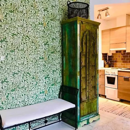 Viehaettaevae Yksioe Merellisessae Kotkassa.