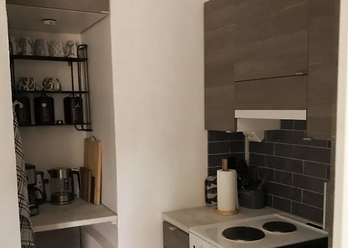 Viehaettaevae Yksioe Merellisessae Kotkassa. * Kotka