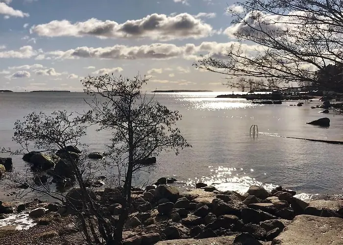 Viehaettaevae Yksioe Merellisessae Kotkassa. *