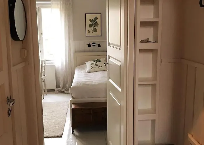 Viehaettaevae Yksioe Merellisessae Kotkassa. *