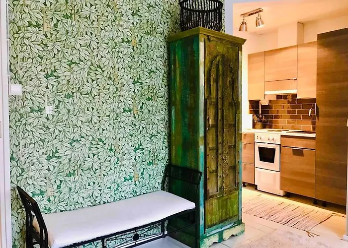 Viehaettaevae Yksioe Merellisessae Kotkassa.